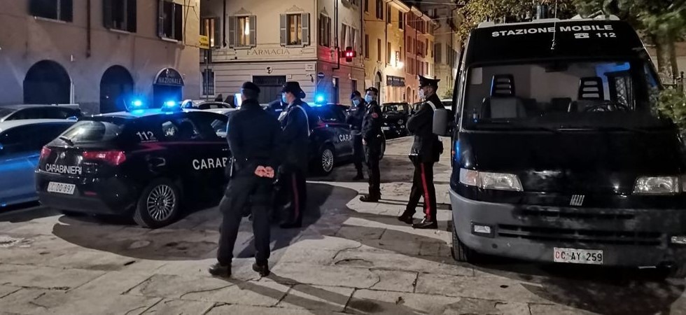 Litigano in mezzo al traffico poi si affrontano a colpi di roncola e chiave inglese: denunciati i due feriti